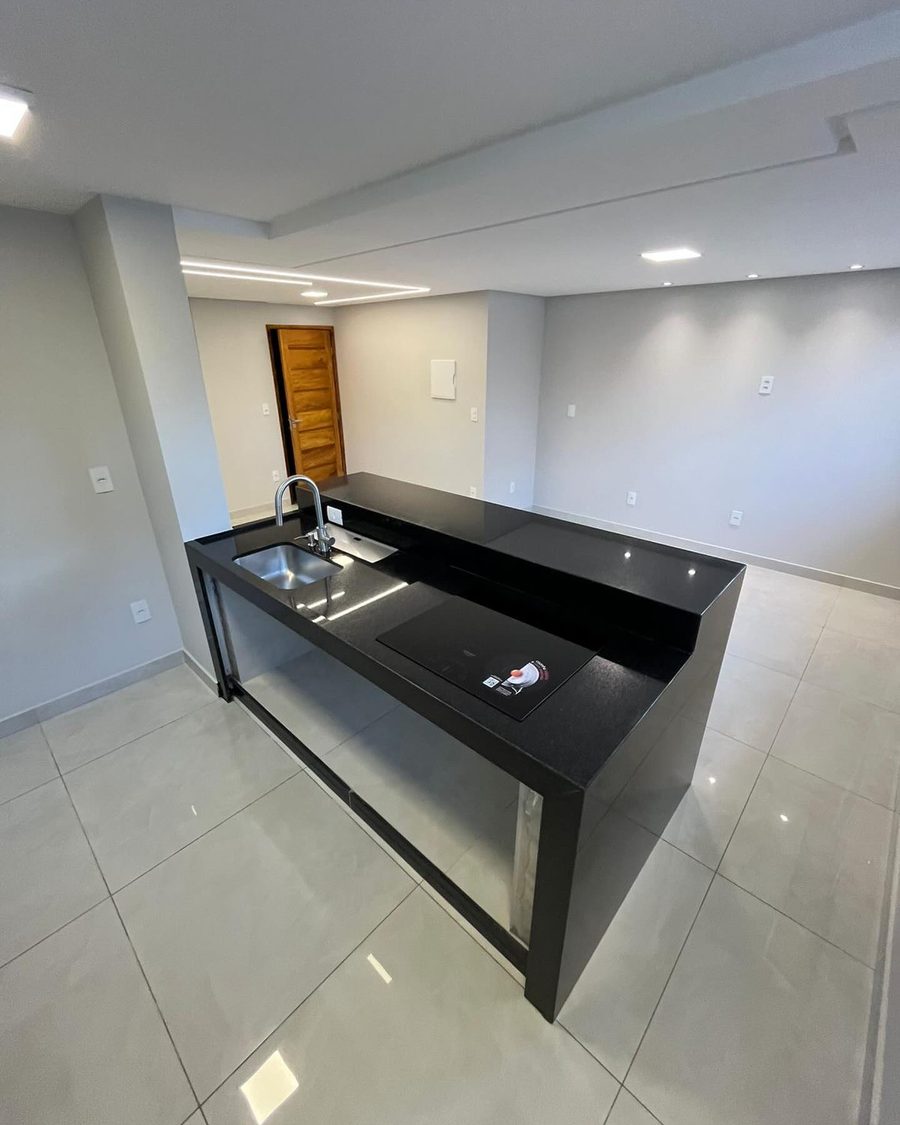 Ilha em Granito Preto São Gabriel com cuba e cooktop embutidos