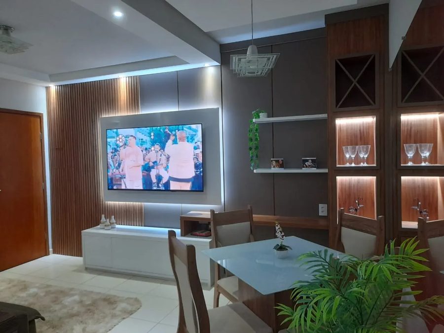 A mesma sala depois: painel ripado com TV, rack e estante com nichos iluminados